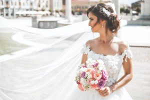 Suknia ślubna - w bieli czy kolorze?